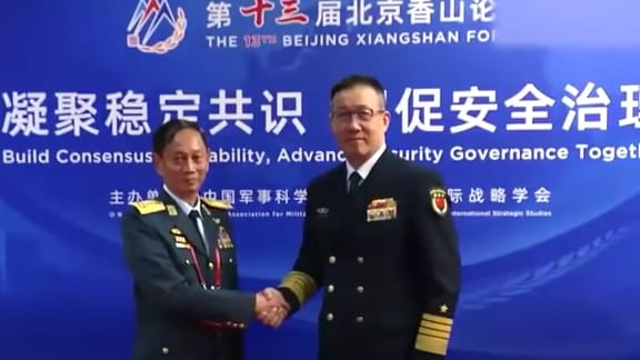 中國國防部長董軍(右)出席北京香山論壇。 圖 : 翻攝自政知見