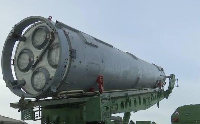 當地時間 3 日，莫斯科計畫舉行睽違 8 年的「先鋒」高超音速導彈試射活動，但相關計畫卻在正式實施前突然喊卡，臨時取消試射活動的行為也引發各國網友的激烈討論。 圖：翻攝自 @nexta_tv X 帳號