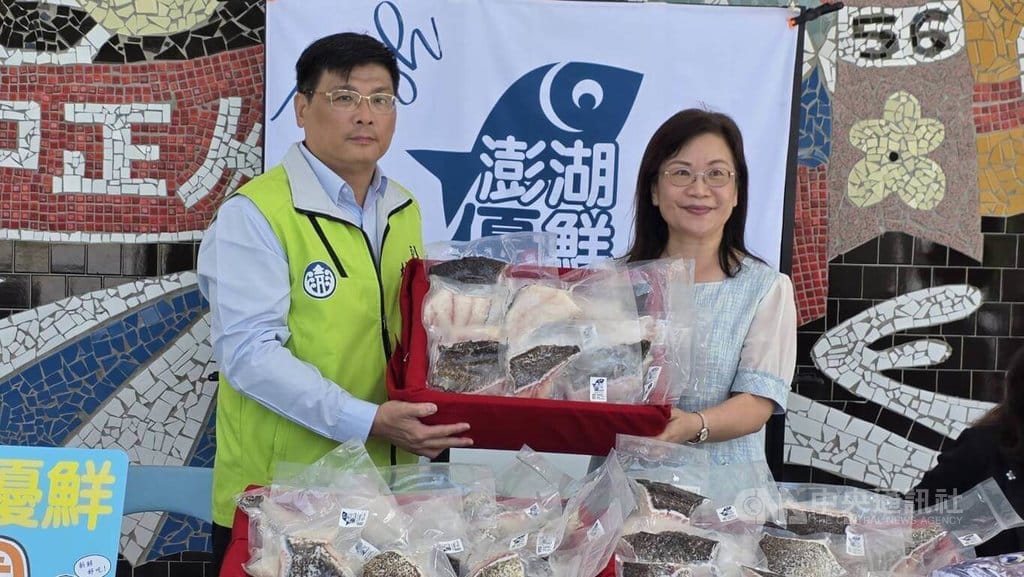 「澎湖優鮮」水產品供應學校午餐食材捐贈儀式16日舉行，澎湖縣副縣長林皆興（左）代表捐贈「澎湖優鮮」龍虎斑，由中正國小校長張素紋（右）代表接受。中央社  115年9月16日