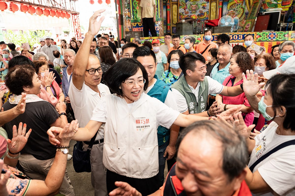 新北市長候選人、立法委員蘇巧慧今（16）日上午前往板橋國泰市場掃街拜票，沿途受到板橋在地民眾熱烈歡迎。 圖：蘇巧慧競總提供