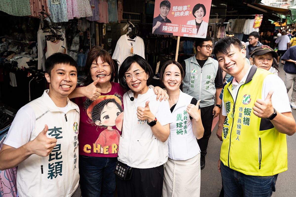 新北市長候選人、立法委員蘇巧慧今（16）日上午前往板橋國泰市場掃街拜票。 圖：蘇巧慧競總提供