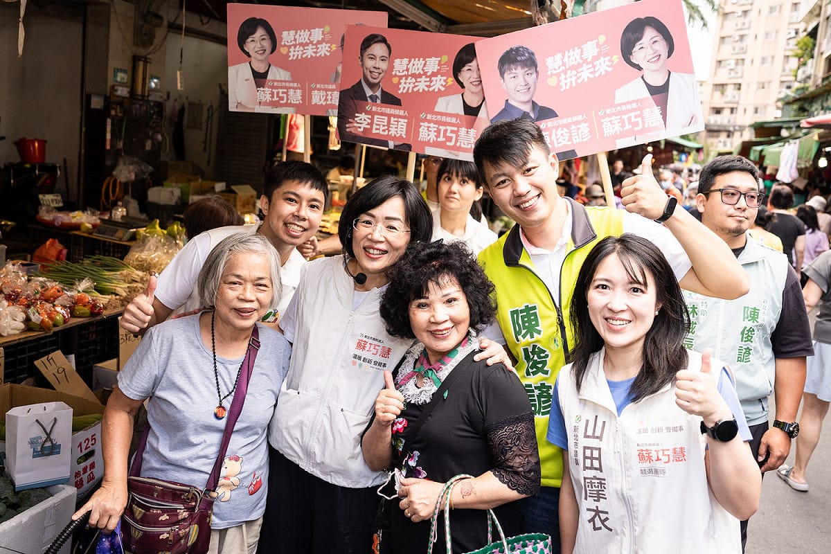 今（16）日上午，蘇巧慧和新北市議員戴瑋姍、山田摩衣、黃淑君，以及議員候選人陳俊諺、李昆穎前往板橋國泰市場掃街。 圖：蘇巧慧競總提供