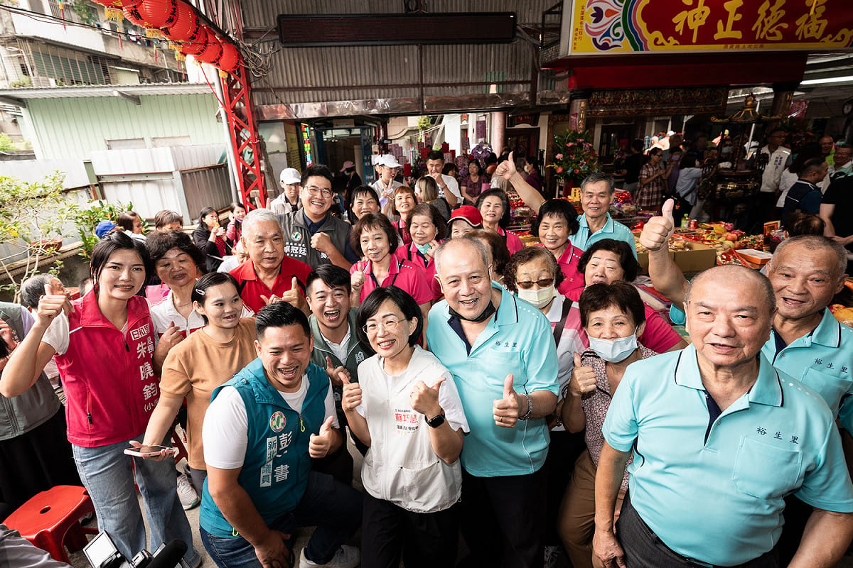 蘇巧慧前往土城德興宮，與立法委員吳琪銘、新北市議員彭一書、新北市議員候選人吳昇翰，以及新北市議員廖宜琨、卓冠廷服務團隊參加福德正神創宮223週年團拜。 圖：蘇巧慧競總提供
