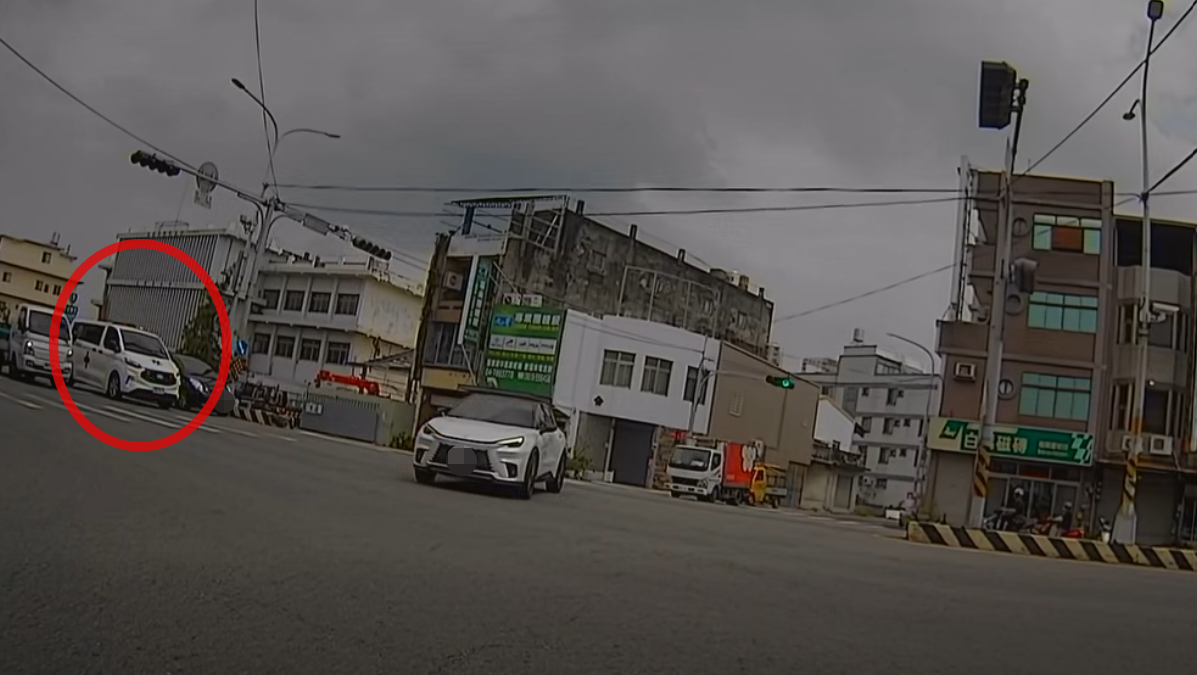 彰化花壇鄉路口，6輛汽機車無視救護車鳴笛，導致救護車遲遲未能通過。 圖：翻攝自彰化人大小事