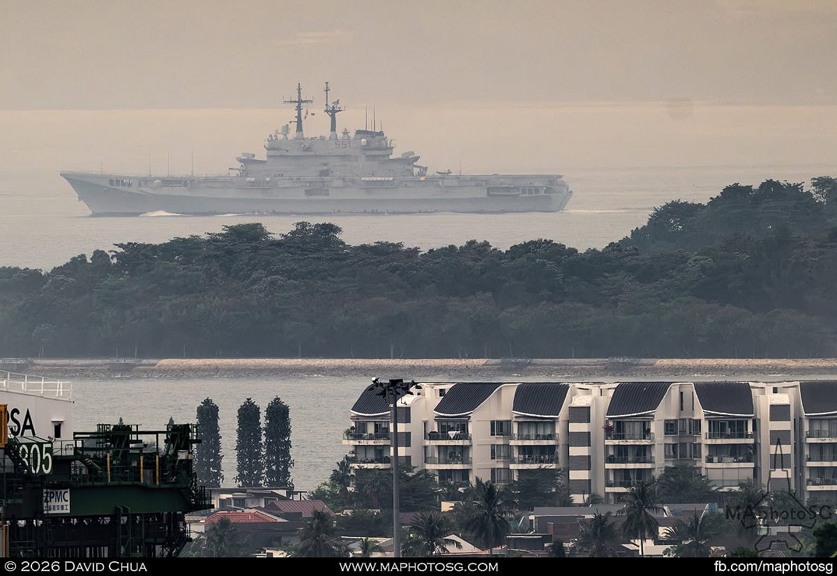 印尼海軍首艘航空母艦「加查馬達號」（KRI Gajah Mada）16日被捕捉到最新影像通過新加坡海峽。 圖：翻攝「臉書」Military Aviation Photography Singapore