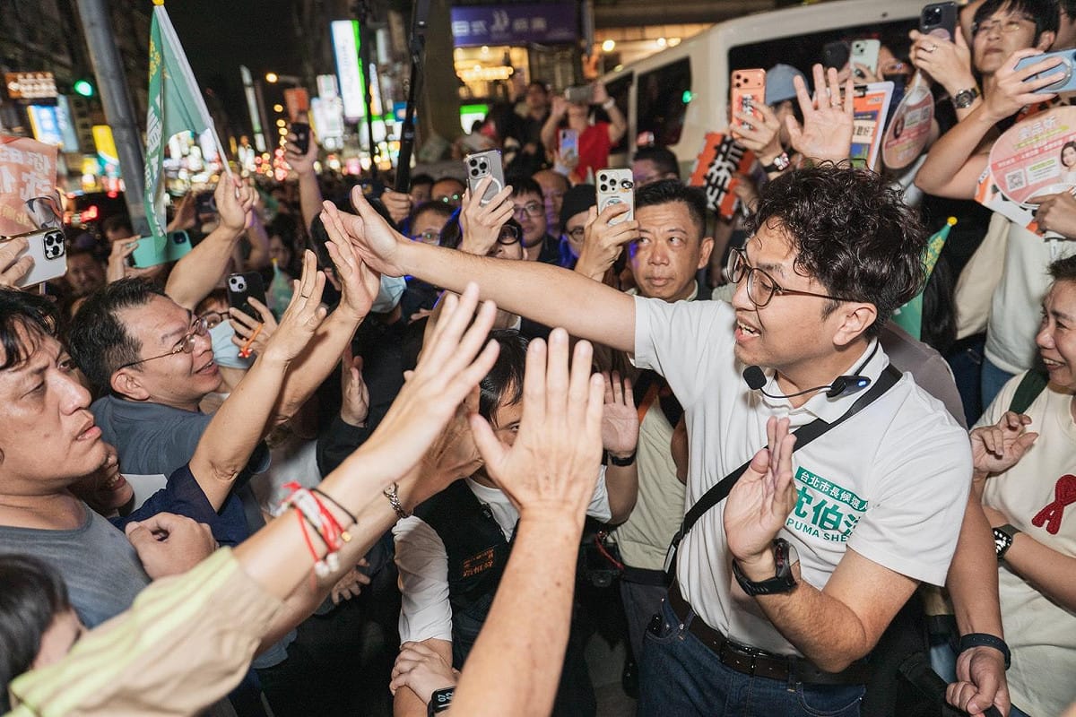 沈伯洋昨晚重返母校公館掃街，熱度爆棚。 圖：沈伯洋團隊提供