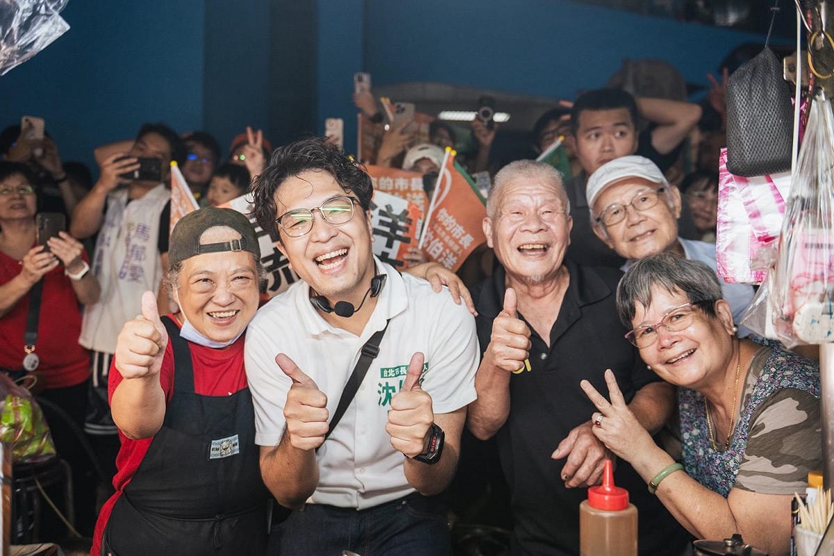 沈伯洋親切與民眾合影。 圖：沈伯洋團隊提供