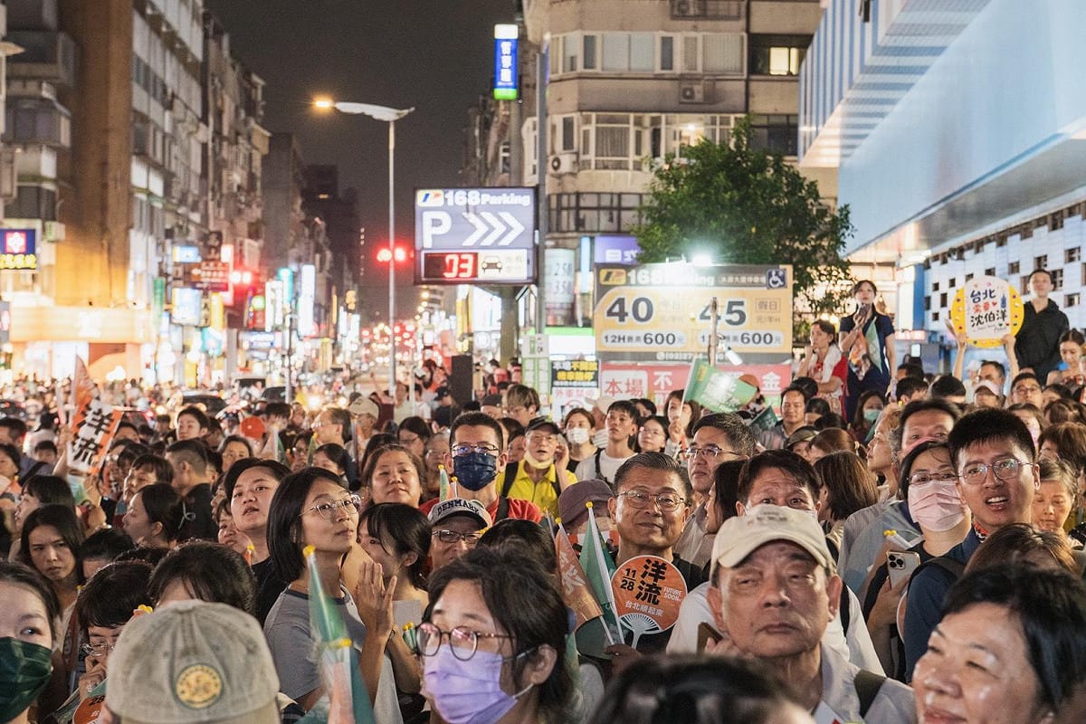沈伯洋15日晚間前往公館商圈掃街，受到現場支持者與年輕學子熱烈歡迎。 圖：沈伯洋團隊提供