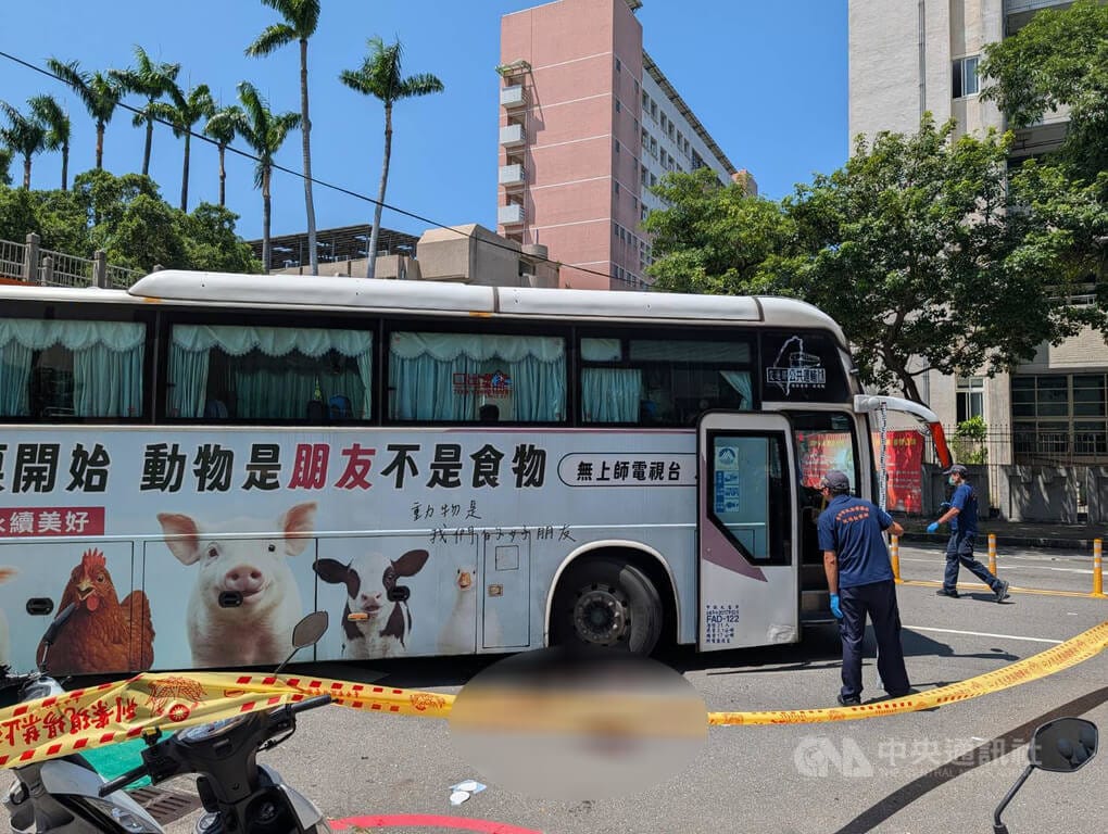 台中市西區一處路口16日發生國光客運大客車與行人事故，1名新加坡籍遊客過馬路時遭大客車撞上受困車底，消防局到場將婦人救出，送往醫院救治。中央社記者蘇木春攝　115年9月16日