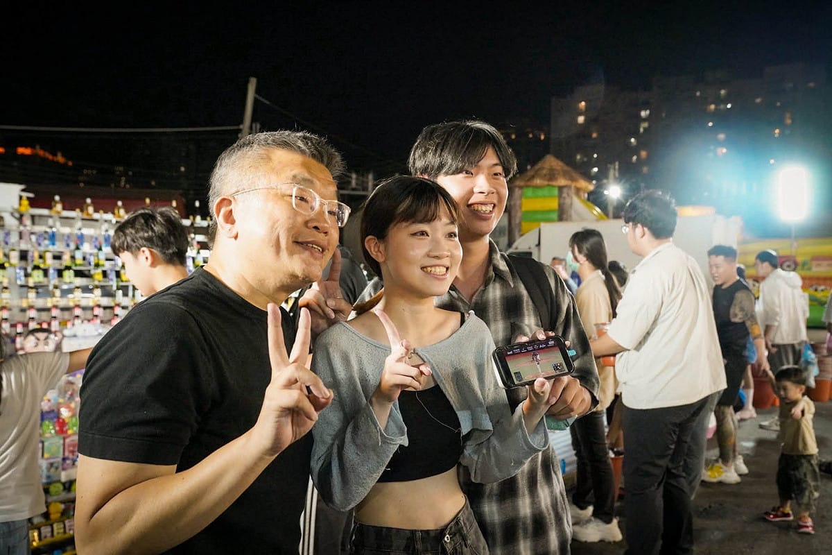 蔡其昌逛夜市，常遇到球迷粉絲要求合影。 圖：取自蔡其昌臉書