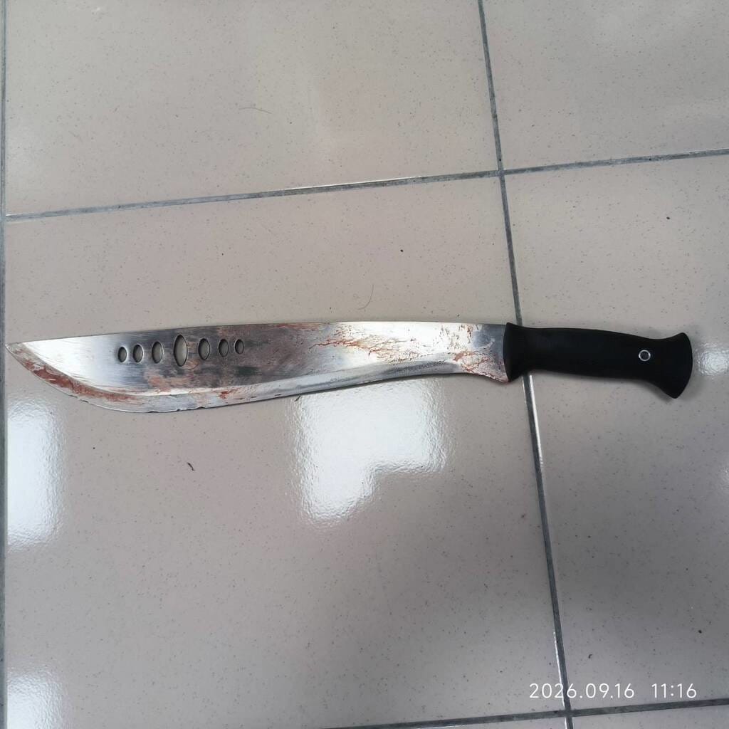 古姓男子15日深夜在南投縣埔里鎮1家KTV與潘姓老闆起衝突，潘男涉持開山刀砍殺古男致死，南投縣警察局埔里分局當場逮捕潘嫌、查扣開山刀（圖）。（民眾提供）中央社記者蕭博陽南投縣傳真　115年9月16日