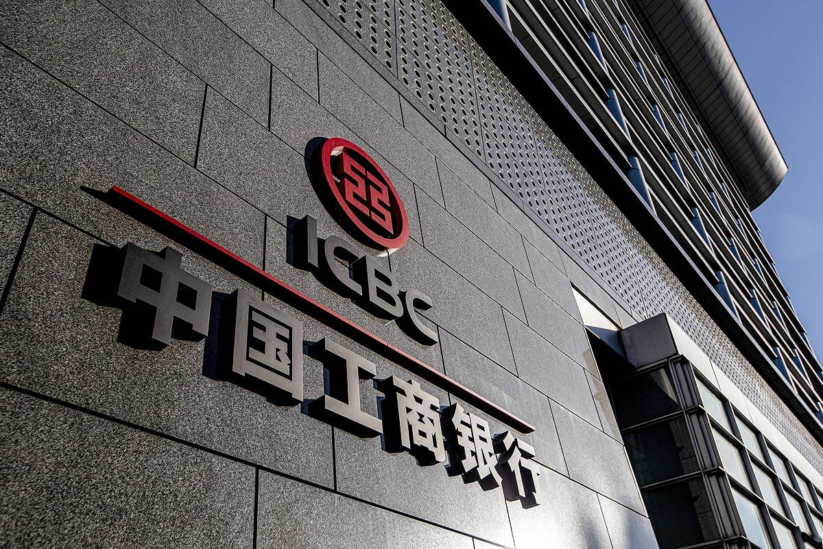 國際調查記者同盟（ICIJ）取得的大量工行內部文件揭露，2019 年美國司法部起訴華為及其財務長孟晚舟後數日，中國工商銀行（ICBC）倫敦分行曾協助華為將約 13 億美元資金從英國轉回中國深圳。 圖：翻攝自搜狐