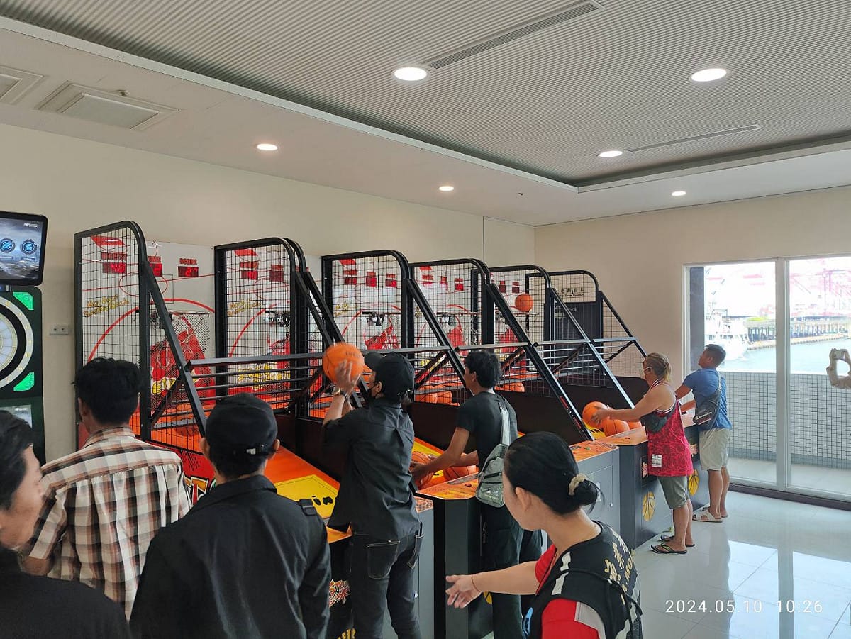 前鎮漁港新建的船員會館設有休閒運動設施。 圖：高雄區漁會／提供