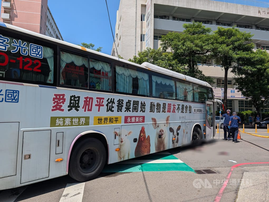1名新加坡籍女子16日在台中西區一處路口遭大客車撞上，女子一度卡車底無呼吸心跳，經消防局救出送醫恢復生命徵象，仍在醫院治療，警方到場調查釐清。中央社記者蘇木春攝　115年9月16日