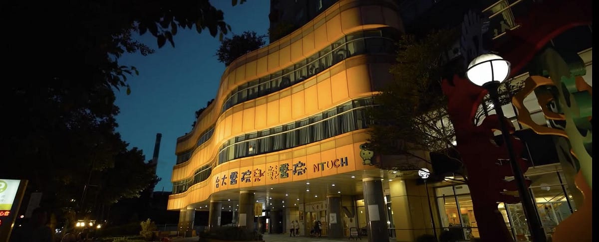 台灣每年都會選定指標性地點拍攝「橙色點亮」形象影片。衛福部去年的形象影片是在台大兒童醫院拍攝並進行點燈響應。 圖：翻攝自醫療品質策進會臉書
