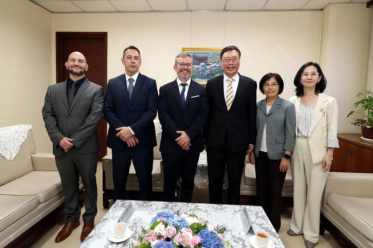 監察院秘書長黃適卓（右3）與FIO技術秘書長Ismael Emiliano Rins（左3）、阿根廷布宜諾斯艾利 圖：監察院提供