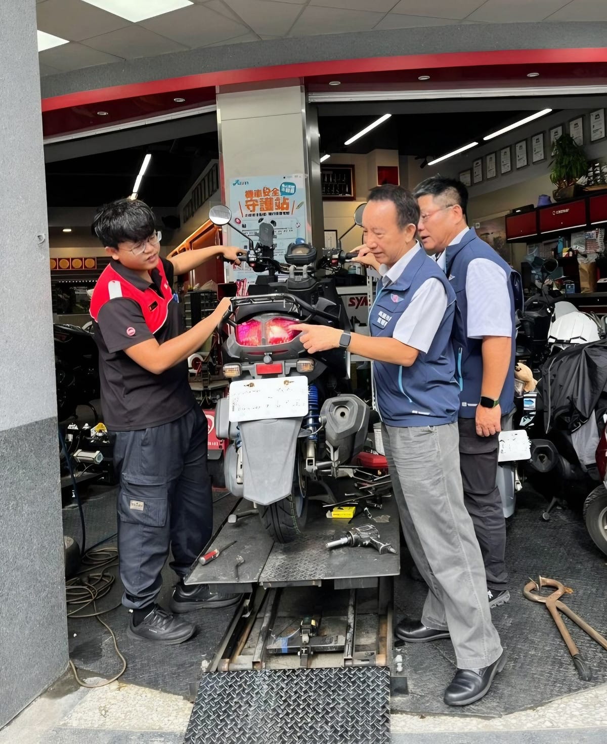 機車安全守護站提供免費機車安檢服務，能夠及早發現機車問題並干預。 圖：公路局／提供