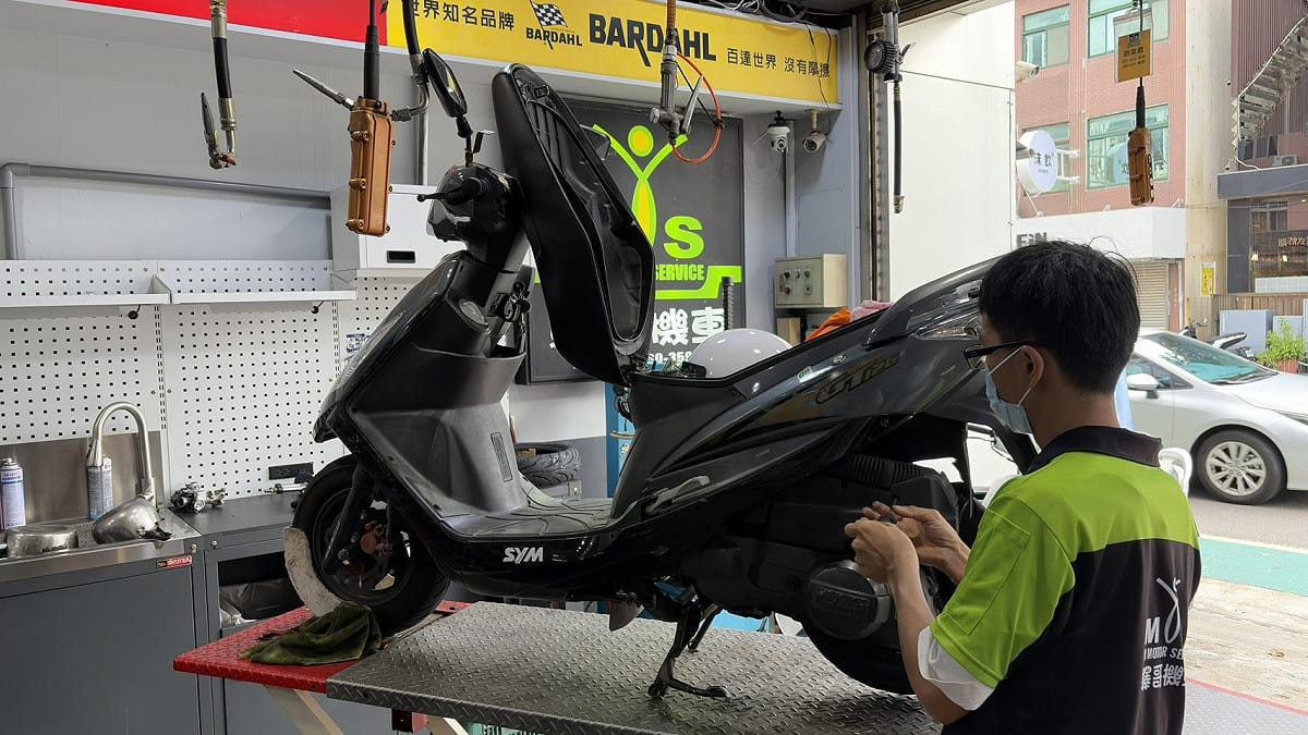 4大項安全檢查包刮「輪胎、燈光、煞車、潤滑油」。 圖：公路局／提供