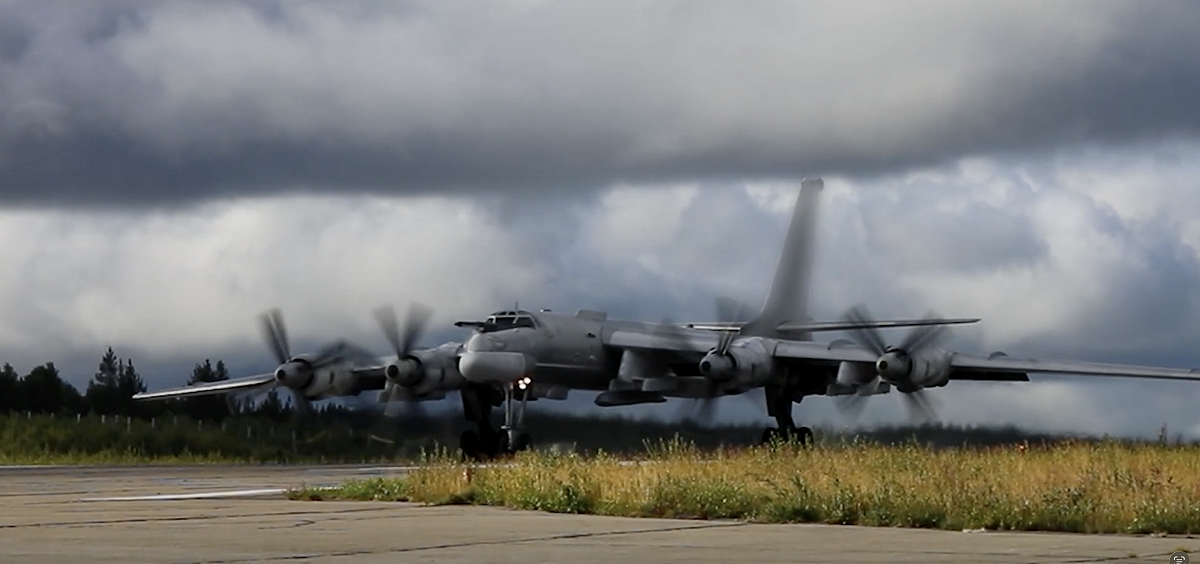 一架俄軍Tu-95MS戰略轟炸機攜帶Kh-101巡航導彈在北歐海域上空執行約5小時任務，北約隨即監視應對。 圖：翻攝自 X @front_ukrainian