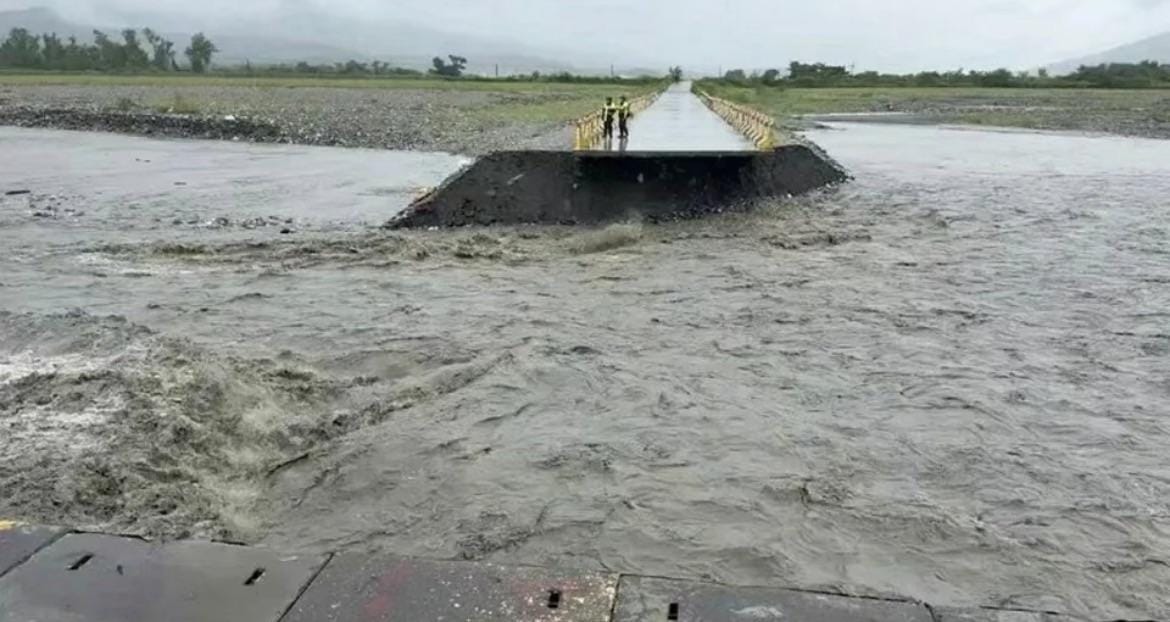 上月豪雨導致秀姑巒溪溪水暴漲，溪底的玉長便道中段被洪水沖斷約 60 公尺的缺口。而由於8月24日清晨天色昏暗、視線不佳，一名保全疑未察覺道路已斷，連人帶車墜落樂樂溪後遭急流沖走不治。 圖：玉里鎮公所／提供