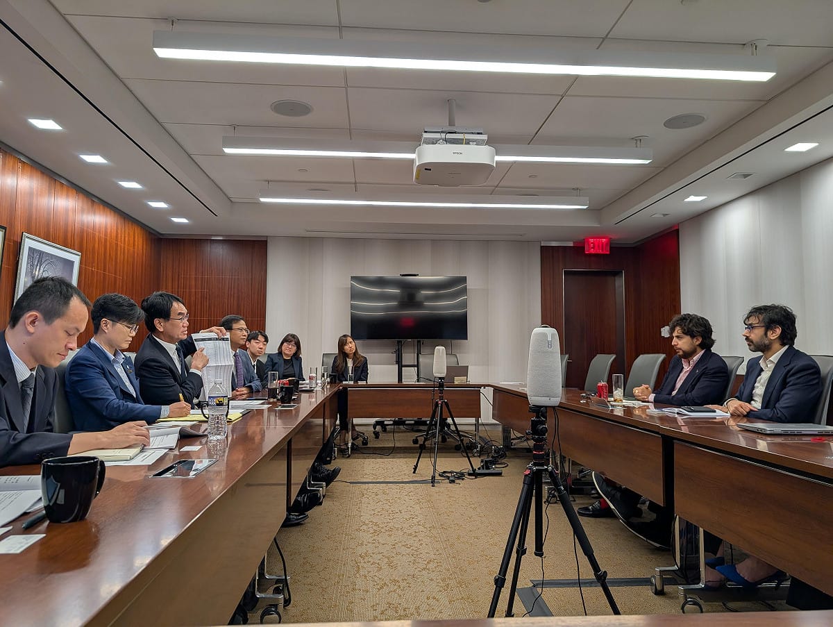 林宜敬部長與戰略暨國際研究中心（CSIS）Wadhwani AI Center 主任 Aalok Mehta 交流。 圖：數發部提供