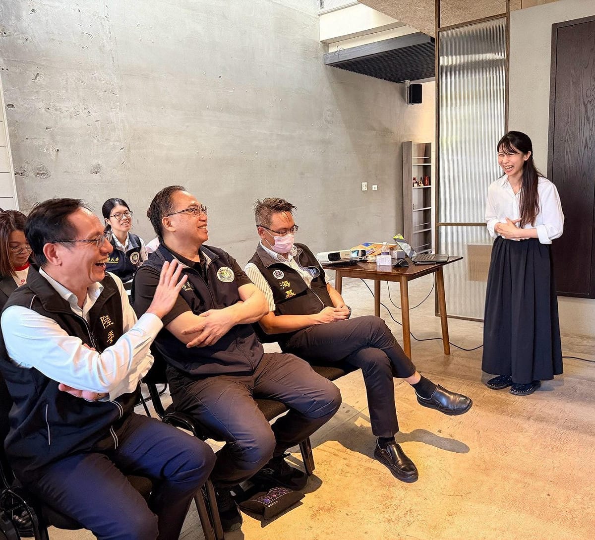 陸委會參事蔡志儒(左1）等與馮淑婷(右1）交流互動。 圖：台港經濟文化合作策進會提供