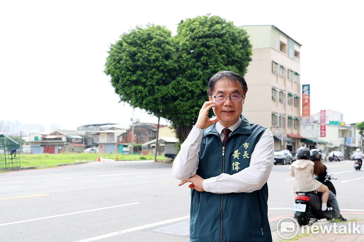 台南街頭「愛心樹」近日在網路社群爆紅，該樹位於台南市和緯路一段旁的大樹，經區公所修剪後，愛心造型超吸睛，有網友拍下影片上傳社群平台，短短數日吸引約2.7萬人按讚、逾3,000次分享。 圖：台南市政府提供