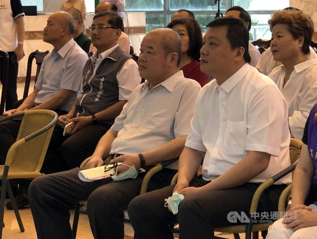 嘉義市議會前議長莊豐安（前左）、前副議長蘇澤峰（前右）涉共同詐欺罪，均被判處1年5月徒刑。（中央社檔案照片）