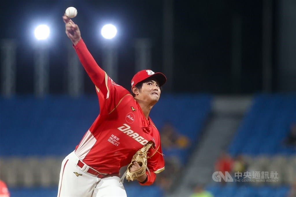 中華職棒味全龍15日例行賽作客新莊棒球場交手富邦悍將，龍隊派出投手黃暐傑（圖）先發登板。 （中央社檔案照片）