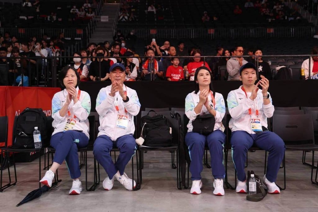 2026名古屋亞運男籃16日進行8強淘汰賽，剛到日本的運動部長李洋（前右）與代表團總領隊廖裕輝（前左2）現身場邊觀看台日大戰。（中華奧會提供）中央社記者黎建忠傳真　115年9月16日