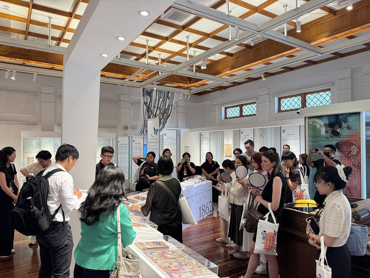 圖為2025 年買家團外賓參觀國家漫畫博物館。 圖：文策院提供