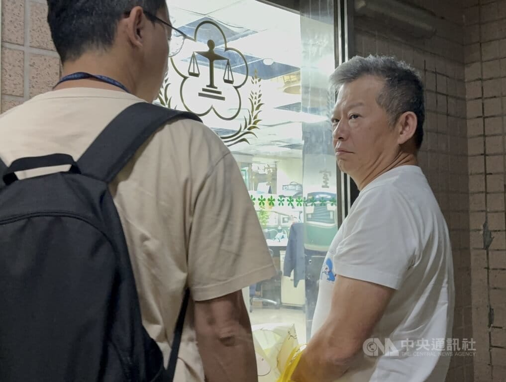 前台北縣立醫院心臟內科主任陳世瑀（右）涉貪遭判刑6年定讞，卻多次聲請暫緩執行遲未入監。新北檢近日發布通緝，台北市信義警分局16日緝獲陳世瑀，解送新北檢歸案。中央社記者曹亞沿攝　115年9月16日