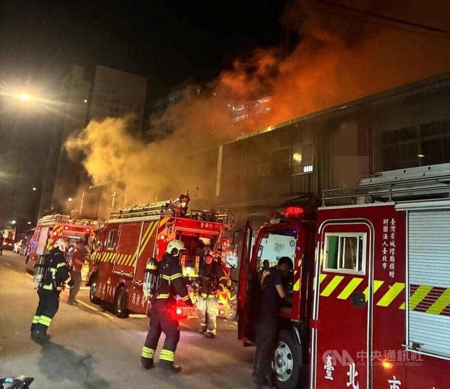 台北市警消16日晚間獲報近台大醫院體育場旁的林森南路61巷內有民宅火警，到場發現為一處2樓建物起火，所幸火勢順利撲滅，目前初步清查無人受困受傷。（翻攝畫面）中央社記者劉建邦傳真　115年9月16日