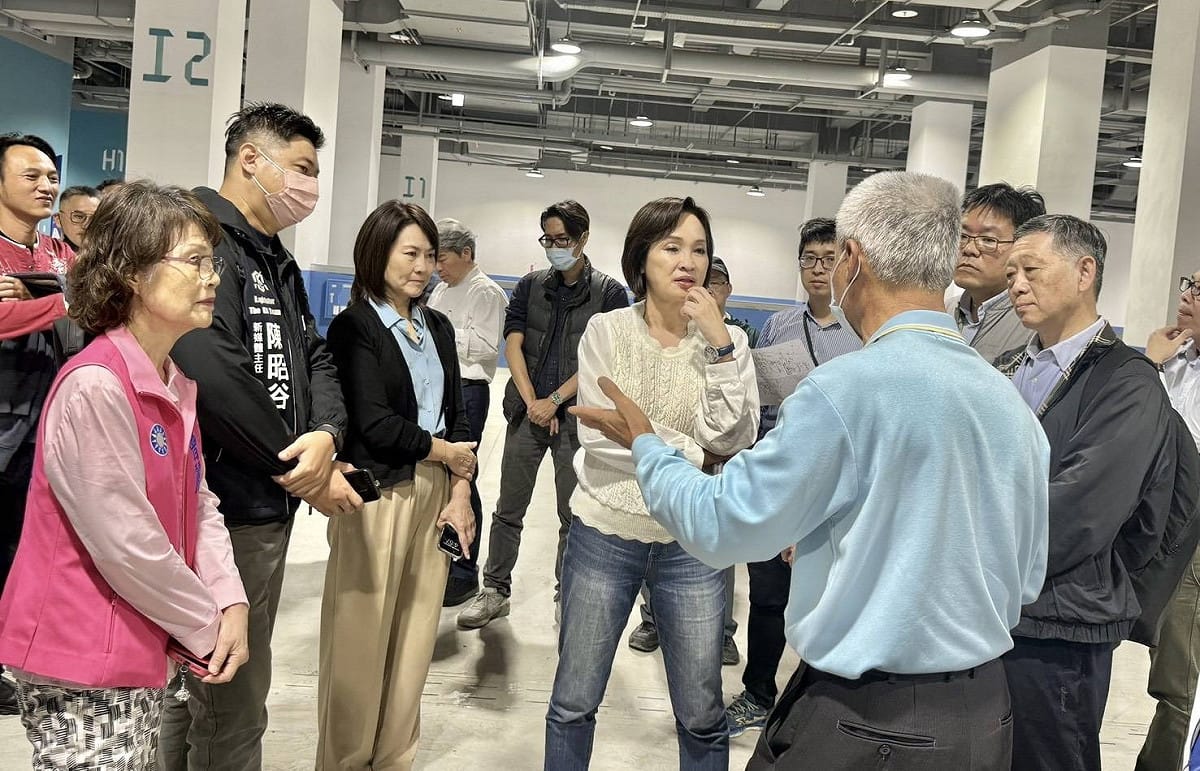 柯志恩(中)去年12月邀集漁業署、內政部國土管理署及高雄市議員，與高雄區漁會、攤商代表辦理前鎮漁港多功能水產運銷中心現場會勘。 圖：柯志恩競辦／提供