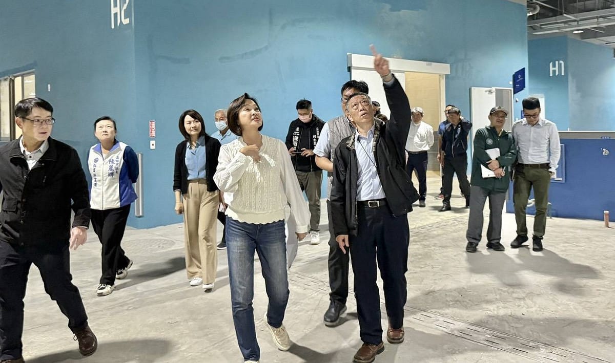柯志恩(中)針對攤商不願進駐多功能水產運銷中心辦理現場會勘，當時就提出減免攤商租金補貼，質疑為何現在才定案？ 圖：柯志恩競辦／提供