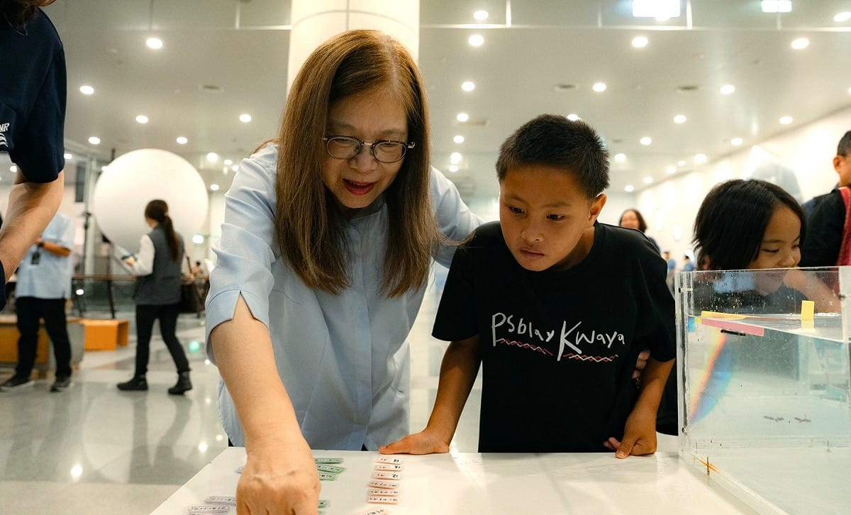 管碧玲(左)與學童共同參與海洋科學互動體驗。 圖：高科大／提供