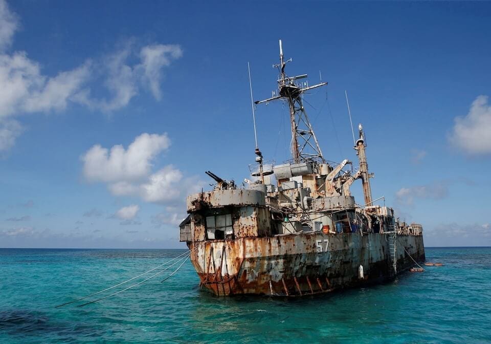 菲律賓將二戰時期登陸艦「馬德雷山號」擱淺在有主權爭議的仁愛暗沙。（路透社） 圖：中央社提供