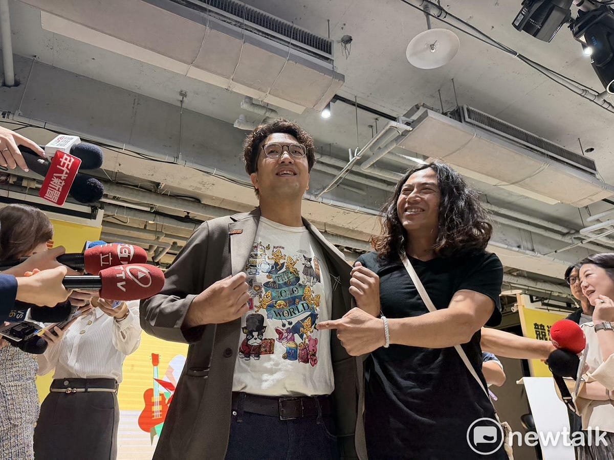 民進黨台北市長參選人沈伯洋秀出身上穿的JOJO衣 圖：高逸帆／攝