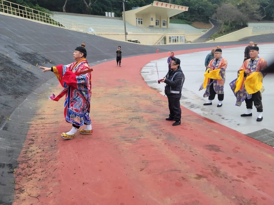 林智群質疑，新竹市號稱科技城市，結果自行車道出問題，導致裁判長摔車受傷，高虹安的應對之道，是找道士來處理？他狠酸「要不要買幾包乖乖啊？」 圖：取自劉彥伶臉書