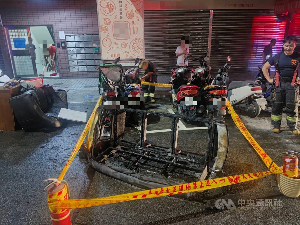 新北市警消獲報，新莊某社區大樓前16日深夜起火，現場1張待清運沙發遭燒毀，火勢波及旁邊4輛機車。（翻攝畫面）中央社記者曹亞沿傳真　115年9月17日