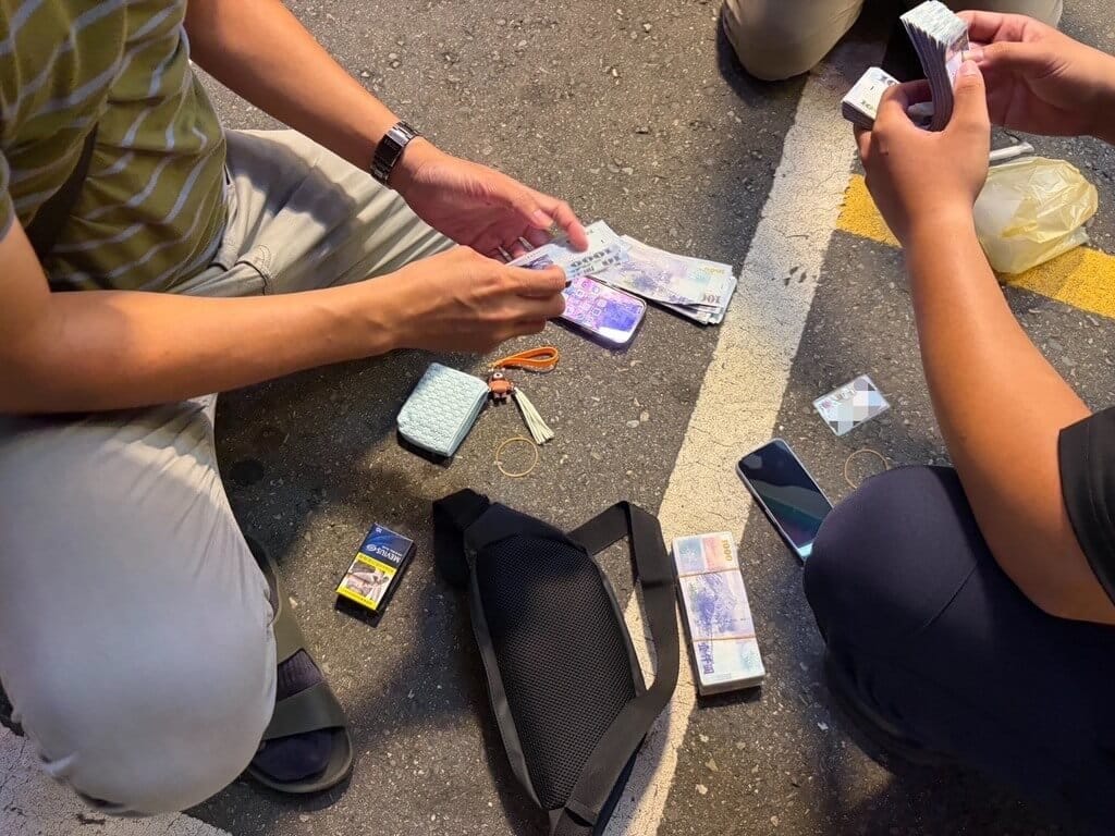 南投市一家餐廳老闆將約新台幣50萬元貨款放車內，車門未上鎖就去吃宵夜，谷姓犯嫌行經隨機拉開車門竊走現金，南投縣警察局南投分局循線逮人（圖），依連續竊盜罪移送法辦。（民眾提供）中央社記者蕭博陽南投縣傳真　115年9月17日