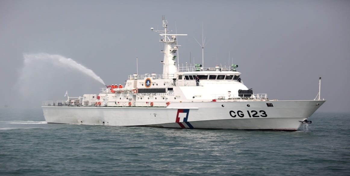 規劃2026年除役、處「停航」狀態的金門艦（CG123）。船艏錨鏈孔「1方2圓」。 圖：翻攝cga.gov.tw