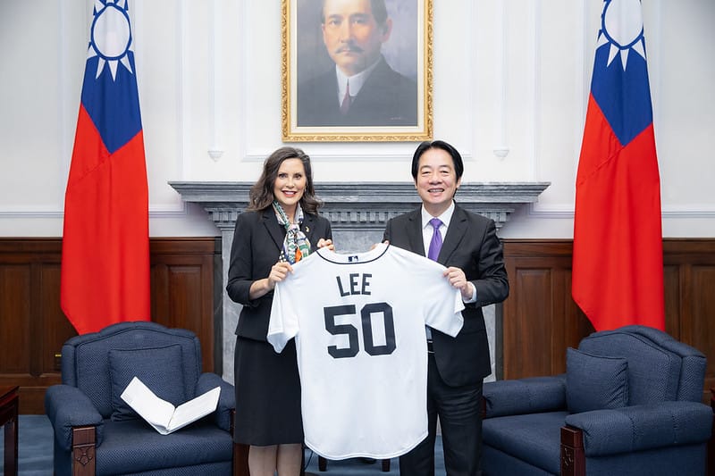 美國密西根州州長魏美桂（Gretchen Whitmer）致贈李灝宇球衣給賴清德 圖：總統府提供
