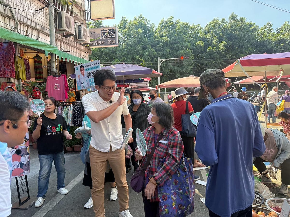 黃國昌今赴苗栗陪同黨籍議員參選人林志學、蔡君婷掃街拜票。 圖：民眾黨 / 提供