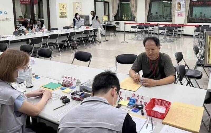 退休警員、網紅「瀟湘公子」蕭湘瀚完成參選桃園市第1選區議員登記。 圖：桃園市選委會提供