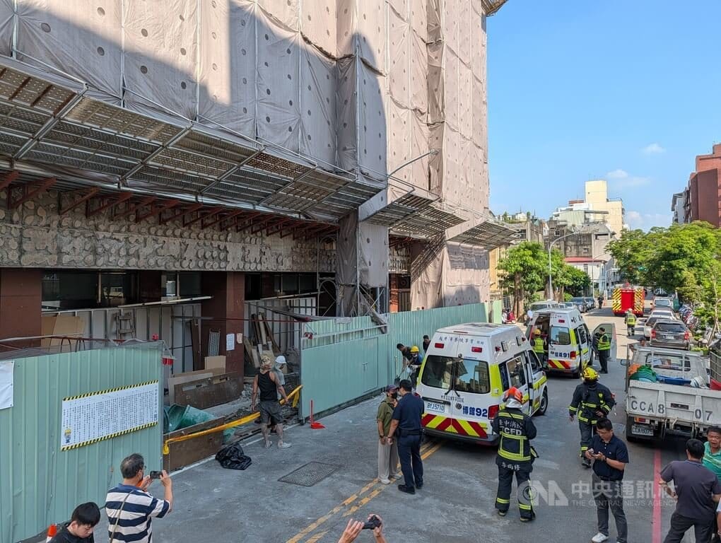 台中西區一處銀行外牆整修工程17日發生工安意外，1名工人施工時突遭土石掩埋受困，消防局獲報派員到場救援，工人脫困時無意識送醫搶救。中央社記者蘇木春攝　115年9月17日