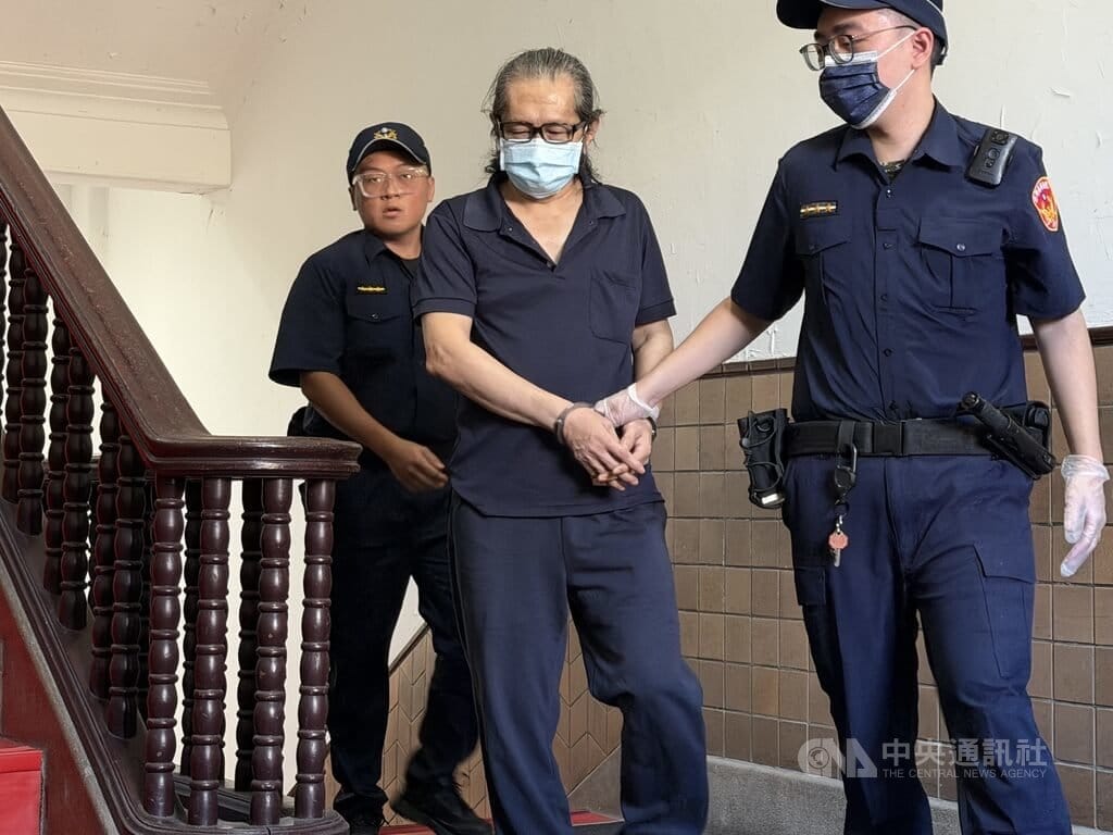 男子張書源（右2）涉接連毒殺前女友未遂，又對妻子施用藥物致死，一審遭判2個無期徒刑。二審台灣高等法院17日開庭，張男由法警提解到庭，全面否認犯行。中央社記者劉世怡攝　115年9月17日