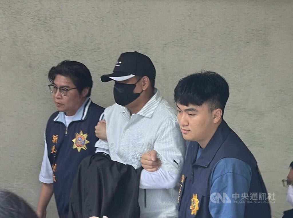 無黨籍立委高金素梅助理張俊傑棄保潛逃，傳出竹聯幫成員陳威達（中）曾協助逃亡。陳威達17日在律師陪同下主動赴刑事局投案，刑事局確認人別訊問後，將人移送新北新店警分局歸案。（翻攝畫面）中央社記者劉建邦傳真　115年9月17日