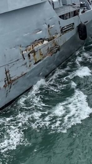 印度海軍驅逐艦遭撞的痕跡。 圖:翻攝自@mananbhattnavy