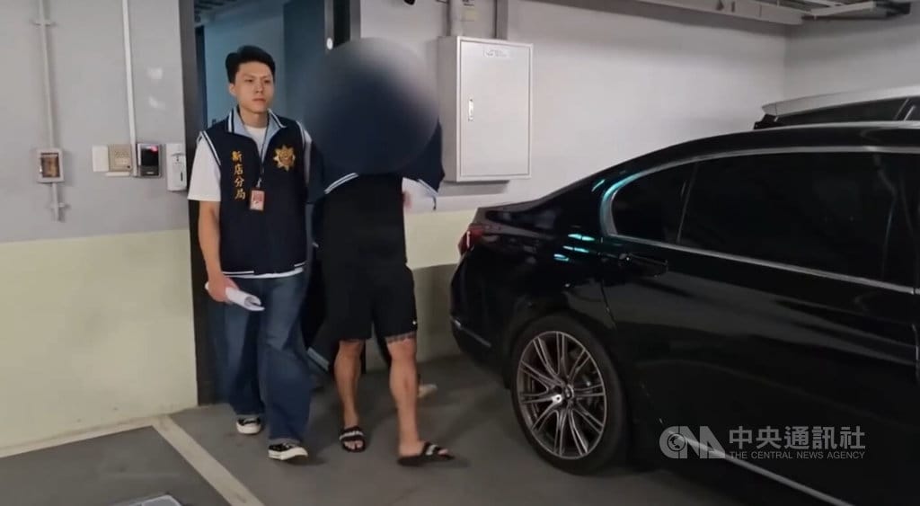 立委高金素梅助理張俊傑棄保潛逃，檢警追查伍姓男子（右）疑提供車輛協助逃亡，16日晚間伍男在台南落網。警方17日偵訊後，將伍男移送台北地檢署複訊。（翻攝畫面）中央社記者曹亞沿傳真 115年9月17日